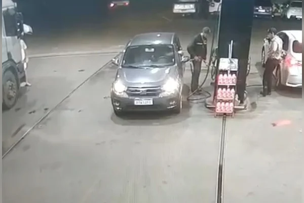 Dupla mata motorista de app e compra gasolina para queimar corpo