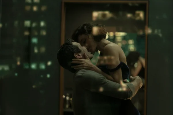 imagem colorida Nikolas Antunes e Débora Nascimento em Olhar Indiscreto, nova série da Netflix