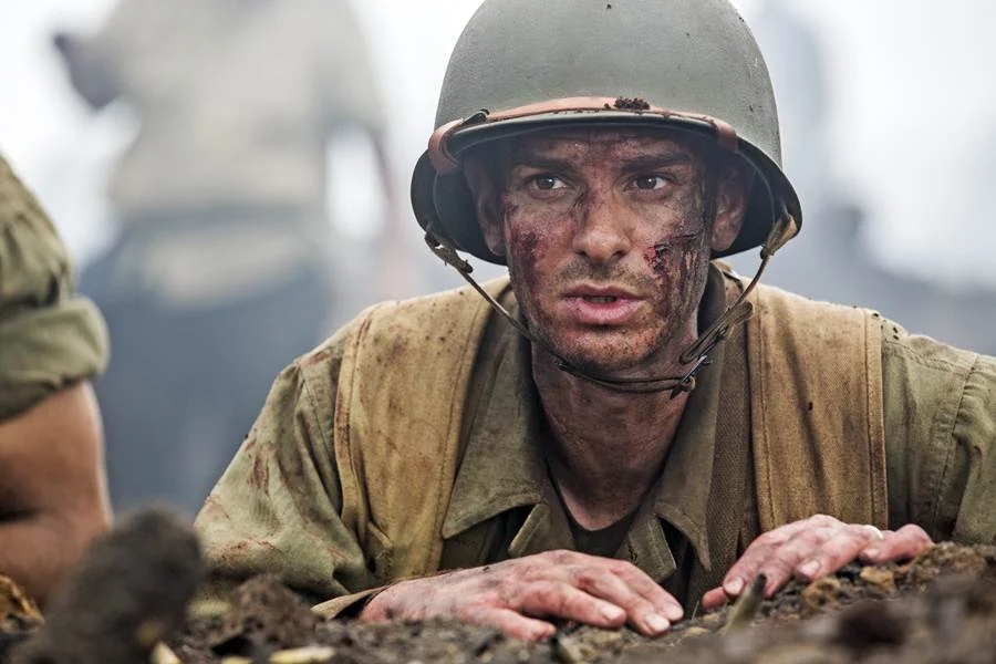 <b>Até o último homem</b>: Durante a Segunda Guerra Mundial, o médico do exército Desmond T. Doss (Abdrew Garfield) se recusa a pegar em uma arma, mas, mesmo assim, salva 75 pessoas na Batalha de Okinawa. Filme de Mel Gibson. <b>Até o último homem</b>: Durante a Segunda Guerra Mundial, o médico do exército Desmond T. Doss (Abdrew Garfield) se recusa a pegar em uma arma, mas, mesmo assim, salva 75 pessoas na Batalha de Okinawa. Filme de Mel Gibson.