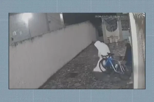 Imagem colorida, câmeras de segurança flagraram ladrão roubando bicicleta - Metrópoles