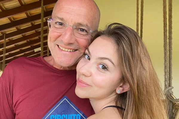 Tratando um câncer, Bruna Furlan, neta de Carlos Alberto de Nóbrega, agradece o pai, Vini Nóbrega - Metrópoles