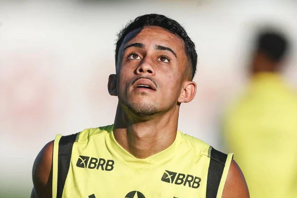 Imagem colorida do jogador Matheus Gonçalves usando blusa amarela durante treino, batendo bola - Metrópoles