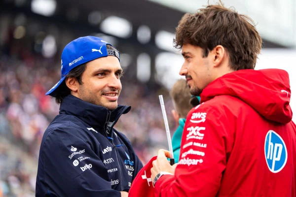 Foto colorida de Sainz, da Williams e Leclerc, da Ferrari - Metrópoles