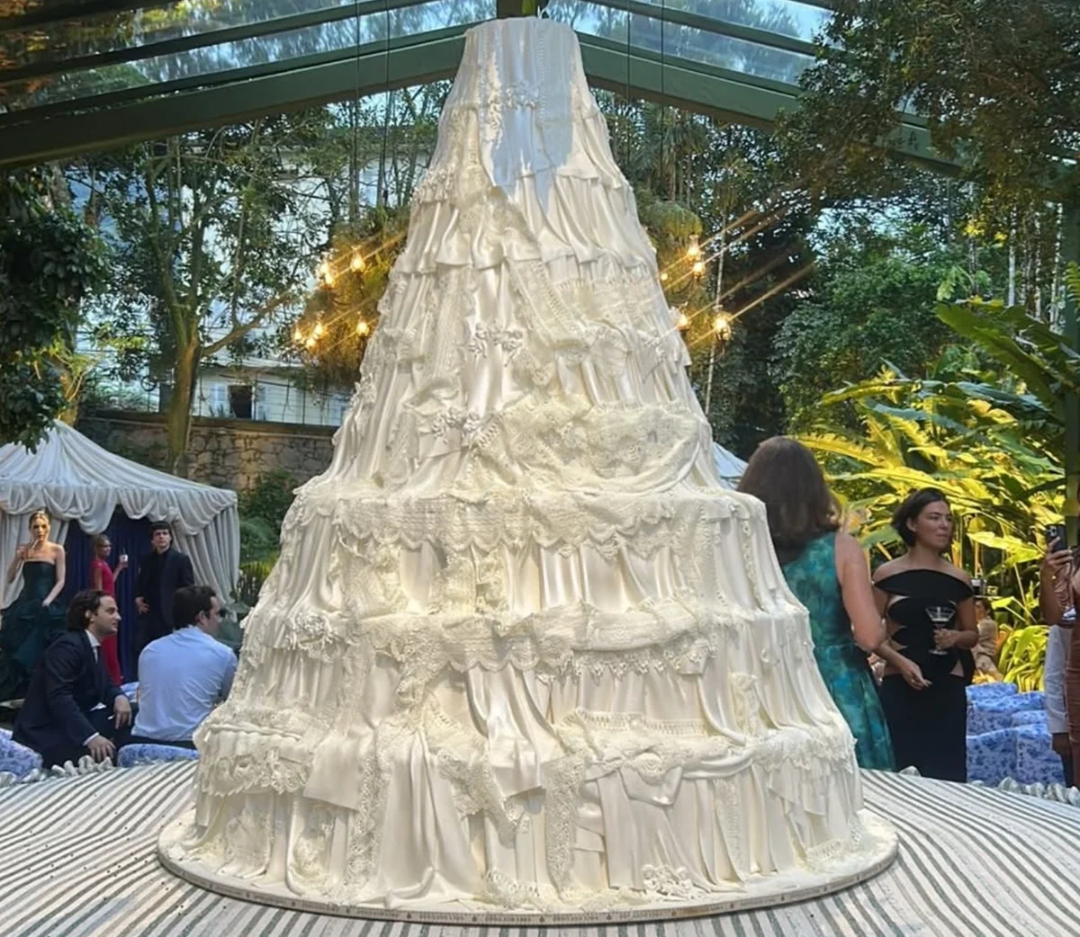 O bolo gigante do casamento de Giulia Be e Conor Kennedy recepcionou os convidados da festa O bolo gigante do casamento de Giulia Be e Conor Kennedy recepcionou os convidados da festa