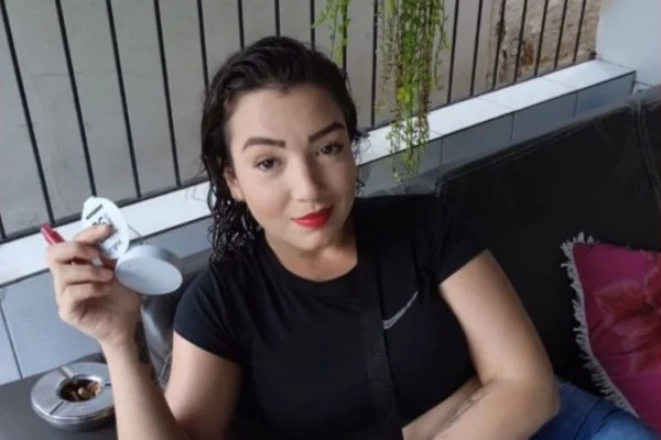 Imagem colorida mostra a jovem Isabella Júlia Monteiro e Silva, uma mulher branca, de cabelos escuros e compridos, de blusa preta e batom vermelho - Metrópoles