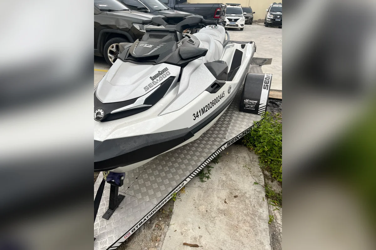 Os policiais também recolheram um Jet ski Os policiais também recolheram um Jet ski