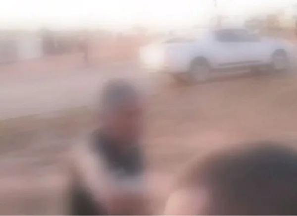 Foto colorida e borrada de morador de rua interrompendo repórter - Metrópoles