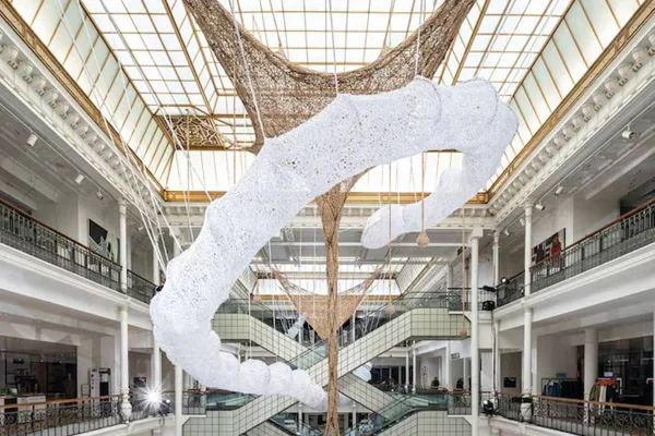 Exposição Le La Serpent, do artista Ernesto Neto na loja Le Bon Marché Rive Gauche - Metrópoles