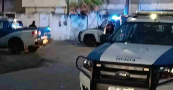Imagem colorida de viaturas da policia em frente a casa do suspeito - Metrópoles
