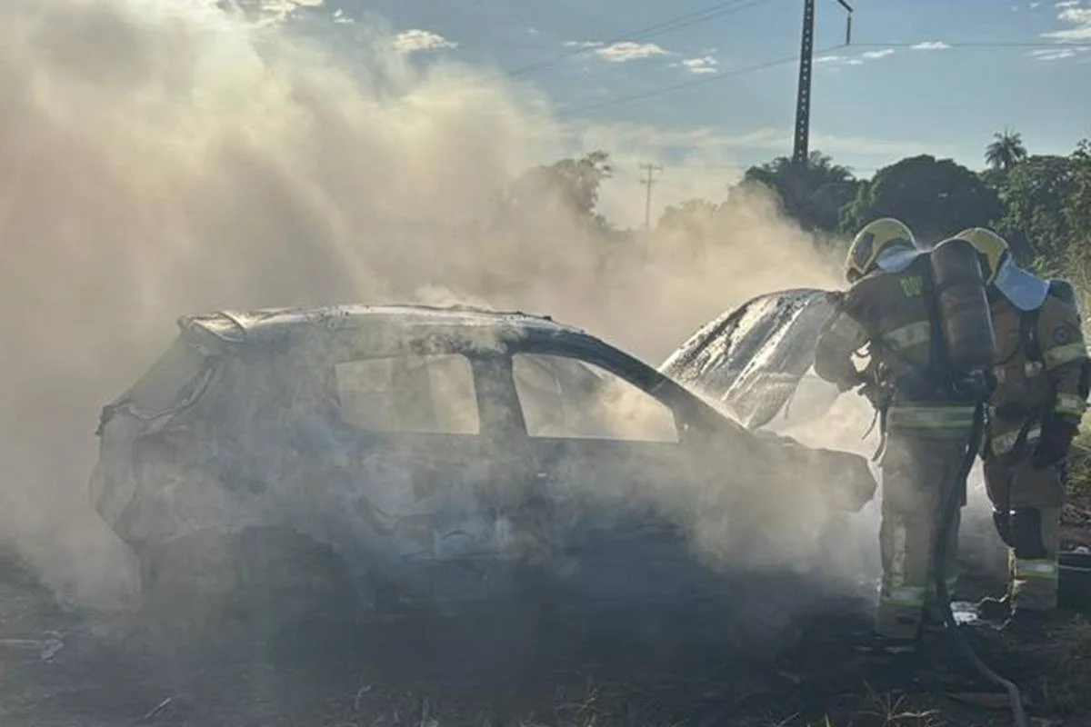 Veículo Incendeia em Estrada de Terra em Sobradinho