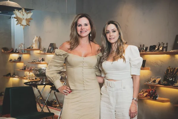 Elaine Catta Preta comanda happy hour para lançar nova coleção da Holy