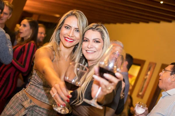 Com decote e carão, Juliana Paes posa e causa alvoroço na web