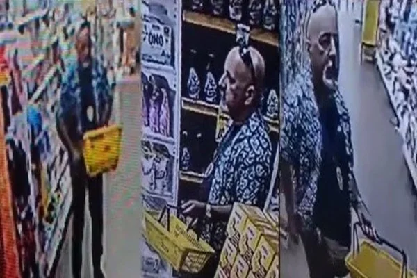Imagem colorida, homem com falso distintivo em estabelecimento - Metrópoles