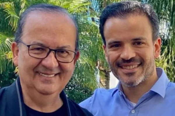 Imagem colorida mostra governador de Santa Catarina Jorginho ao lado do filho Feelipe Mello - Metrópoles
