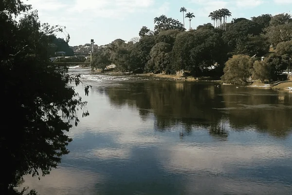 Imagem colorida do rio onde tio foi jogado após importunar sobrinha de 16 anos - Metrópoles
