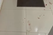 Pegadas de sangue em um dos andares do prédio Pegadas de sangue em um dos andares do prédio