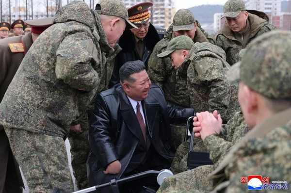 Imagem colorida mostra Kim Jong-un e soldados da Coreia do Norte - Metrópoles