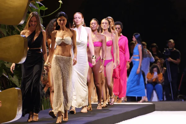 foto com cor. desfile sun rose - metrópoles