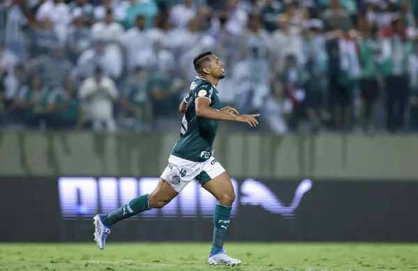 Rony comemora um dos gols contra o Corinthians no Brasileiro
