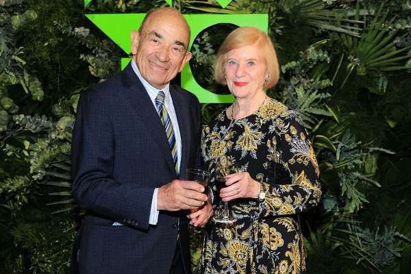 Imagem colorida, Alvin Hellerstein e Judy Marbach comparecem ao Jantar de Gala dos Amigos Americanos do Museu de Israel no Plaza Hotel em 29 de outubro de 2019- Metrópoles