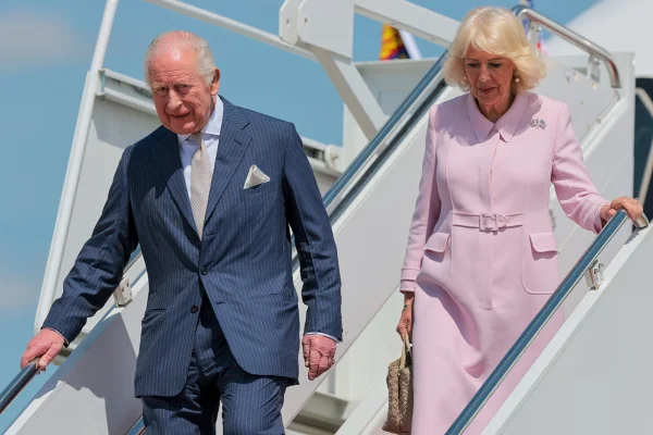 rei charles III e rainha Camilla desembarcam nos Estados Unidos
