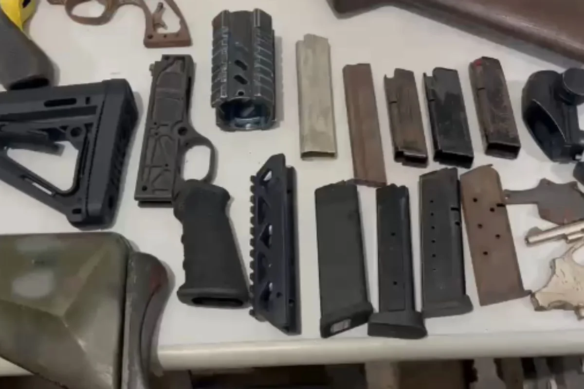 PM suspeita que arsenal seja usado por facções criminosas para crimes de grande porte. Homem já possuia passagem por porte ilegal de armas PM suspeita que arsenal seja usado por facções criminosas para crimes de grande porte. Homem já possuia passagem por porte ilegal de armas