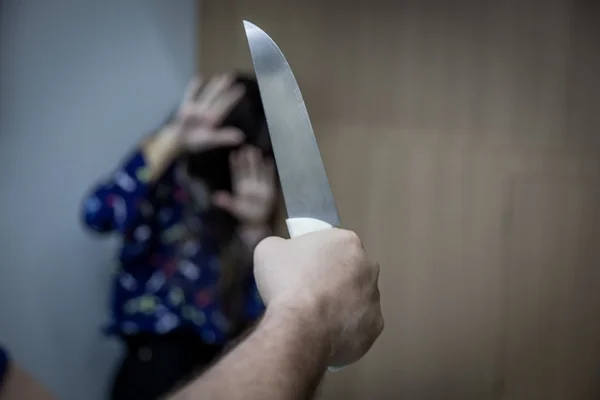 Pai embriagado tenta dar facada na filha e criança salva irmã em MT