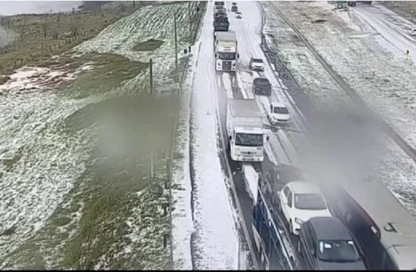 Vídeo: neve em Minas? Estrada coberta de gelo surpreende motoristas