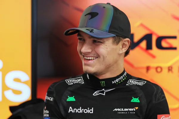 Foto colorida de Lando Norris, da McLaren, durante fim de semana do GP do Catar de F1