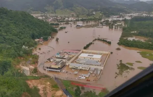 Presos fogem durante transferência após alagamento de presídio em SC