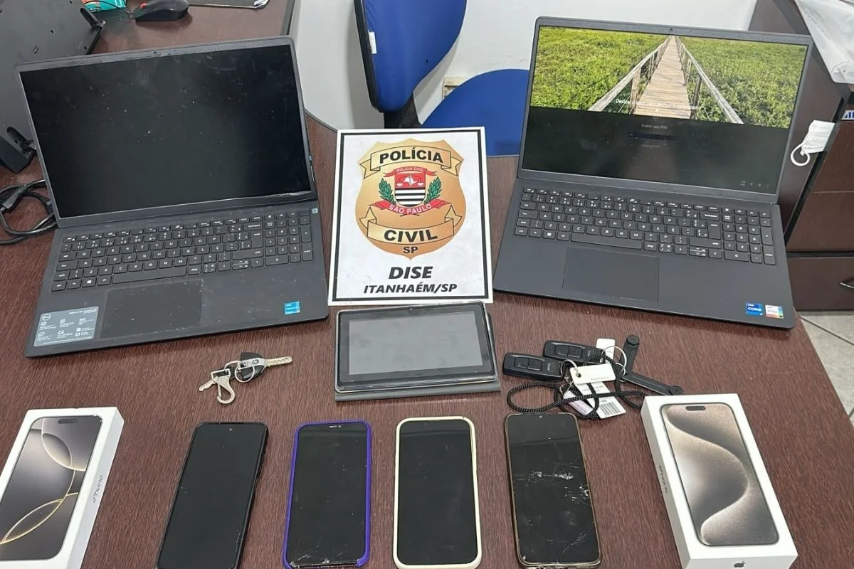 Celulares e computadores estão entre os itens apreendidos pela Polícia Civil. Planilhas com a movimentação do tráfico de drogas, em diferentes regiões do estado de São Paulo, foram encontradas. Celulares e computadores estão entre os itens apreendidos pela Polícia Civil. Planilhas com a movimentação do tráfico de drogas, em diferentes regiões do estado de São Paulo, foram encontradas.