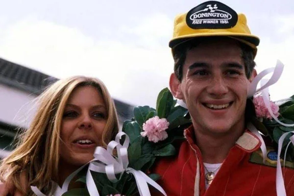 foto colorida de mulher loira ao lado de ayrton senna - metrópoles