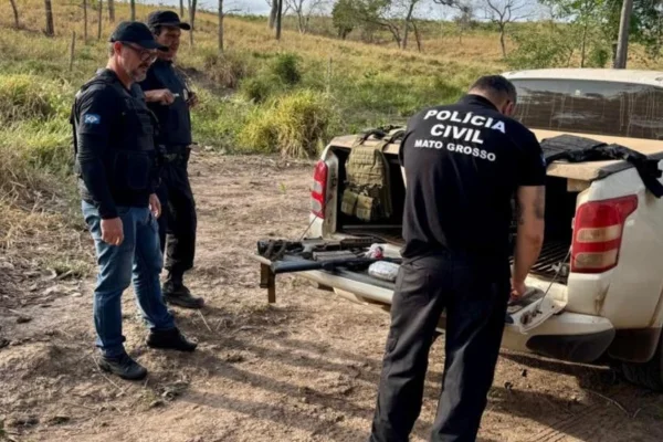 Foto colorida de agentes da Polícia Civil fiscalizando caminhonete em operação no Mato Grosso
