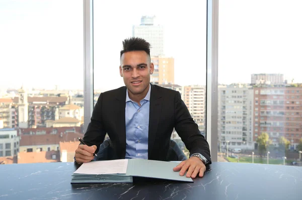 Lautaro Martínez renova com Inter de Milão
