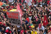 Apoiadores de Lula levam cartaz com referência à relação de Flávio Bolsonaro com milícias Apoiadores de Lula levam cartaz com referência à relação de Flávio Bolsonaro com milícias