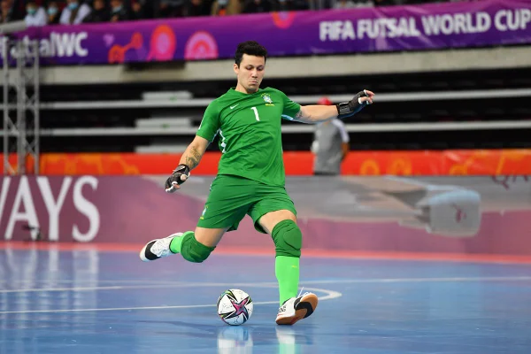 Melhor goleiro do mundo, brasileiro Guitta destaca evolução do futsal no Mundial