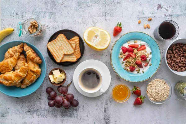 Mesa com vários pratos de café da manhã