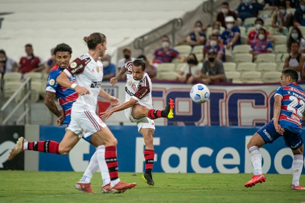 Flamengo derrota o Fortaleza em pleno Castelão.