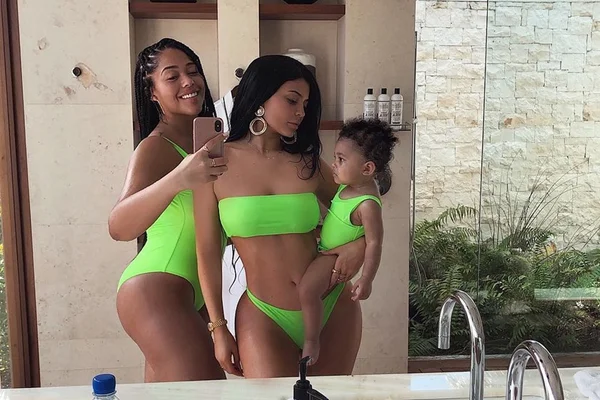 Looks tropicais: confira o estilo de beachwear de Kylie Jenner