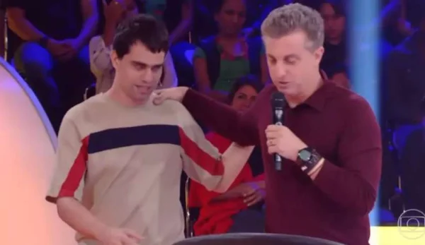 Jornalista cego é discriminado nos bastidores do Caldeirão do Huck