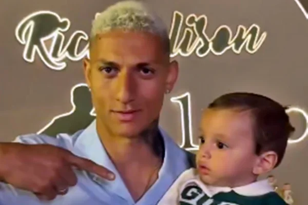 O “pai do bebê” ainda pode jogar a Copa? Saiba chances de Richarlison