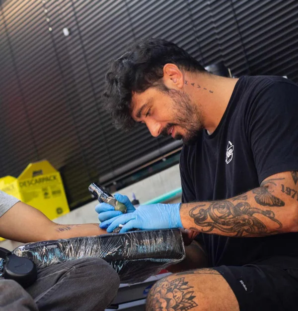 Tatuador de Anitta: “Havia feito seio e virilha. Ânus, foi a 1ª vez”