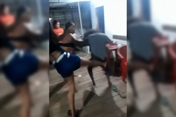 As imagens mostram o momento em que, as irmãs desferem socos e chutes no suspeito