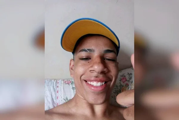 Justiça condena o DF a pagar R$ 100 mil a mãe de jovem morto por PM