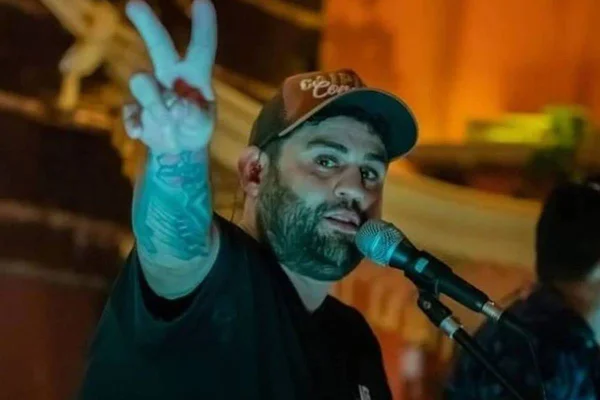 homem de bone cantando