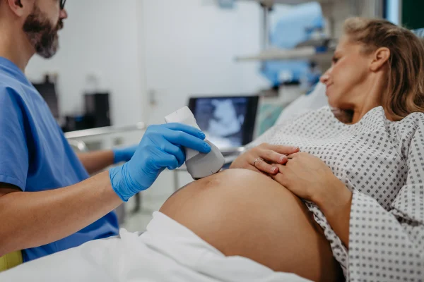 Médico fazendo exame ultrassom em mulher grávida - Metrópoles