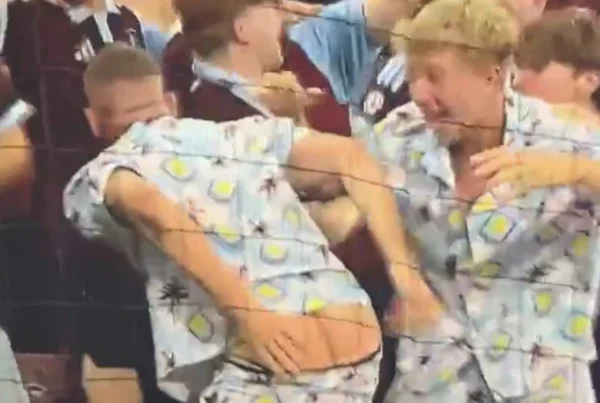 Torcedor mostra a bunda após gol do Aston Villa na Supercopa da Europa