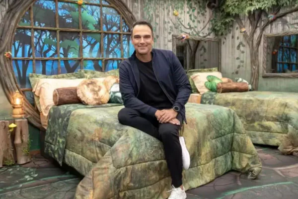 Foto colorida de Tadeu Schmidt no Quarto Gnomos do BBB24 - Metrópoles