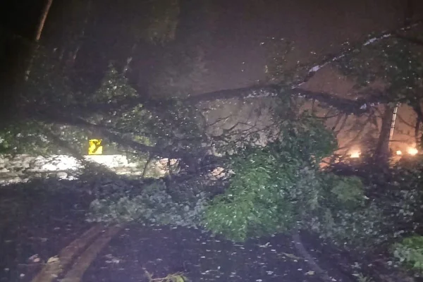 O litoral de São Paulo foi afetado pelo temporal de sexta-feira (4). A passagem de uma frente fria aponta para mais chuvas neste sábado (5) - Metrópoles