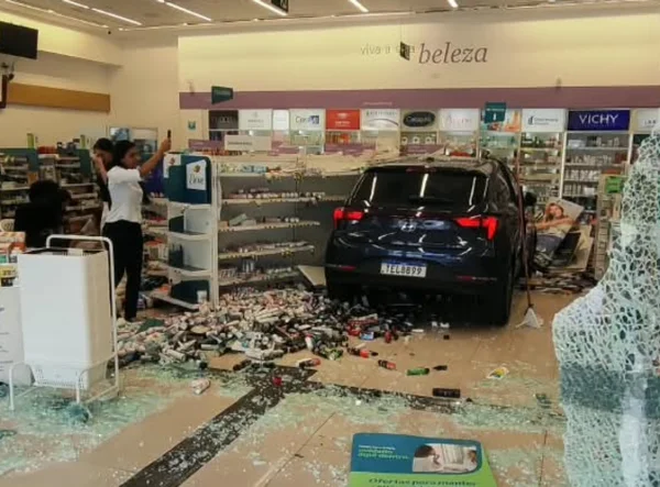 Carro invade drogaria